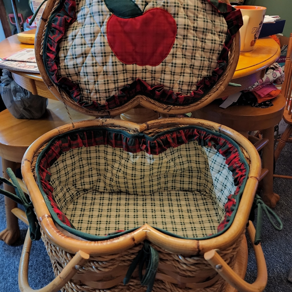 Vintage XL Apple Picnic Basket - Picture 3 of 8